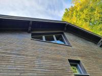 Fenster in anthrazit bei Haus mit Holz-Verkleidung 